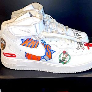 BARELY WORN‼️
Nike x Supreme x NBA AF1 Mid🏀
White⚪️
Size 13